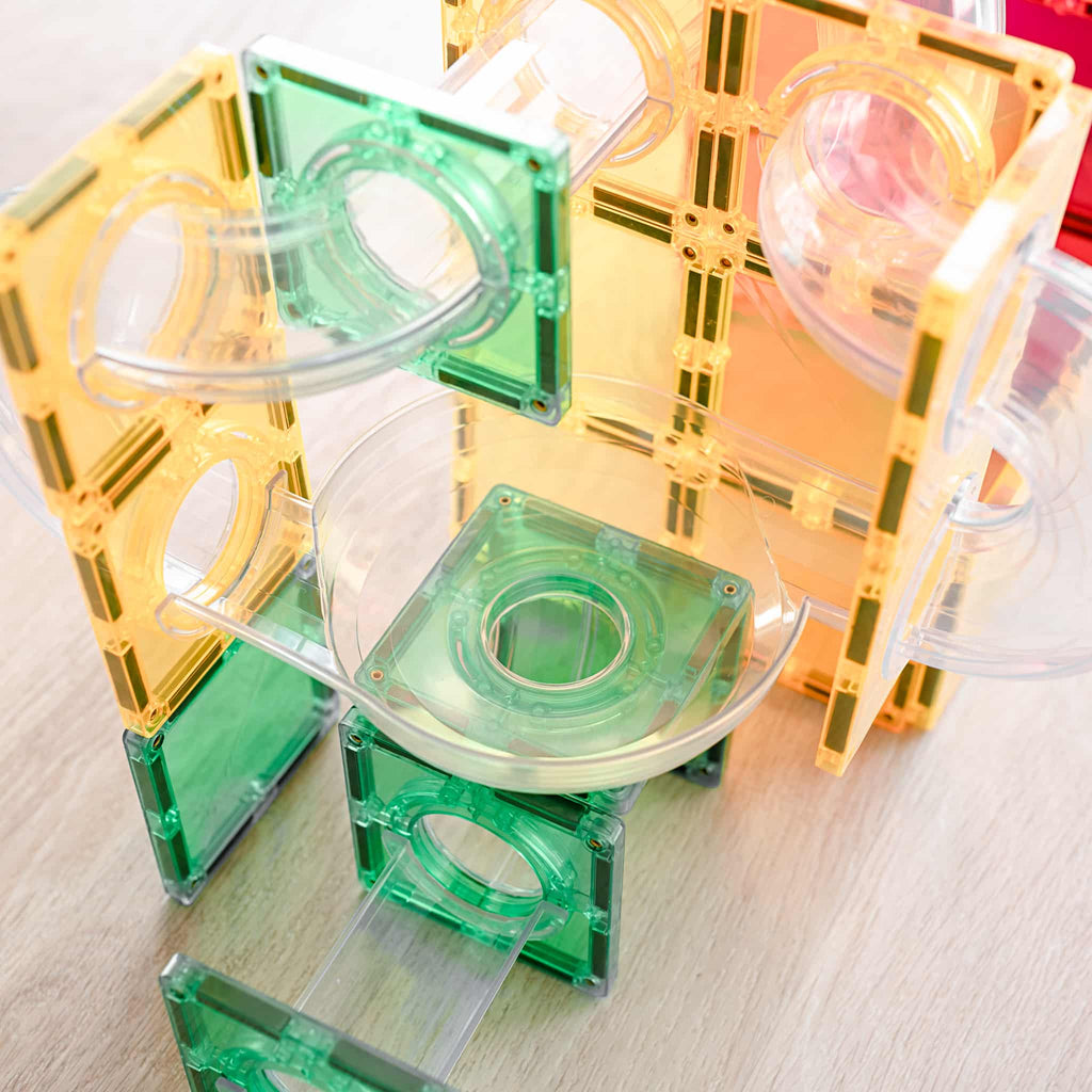 Close-up da peça taça dupla transparente do Connetix Ball Run Rainbow Expansion.