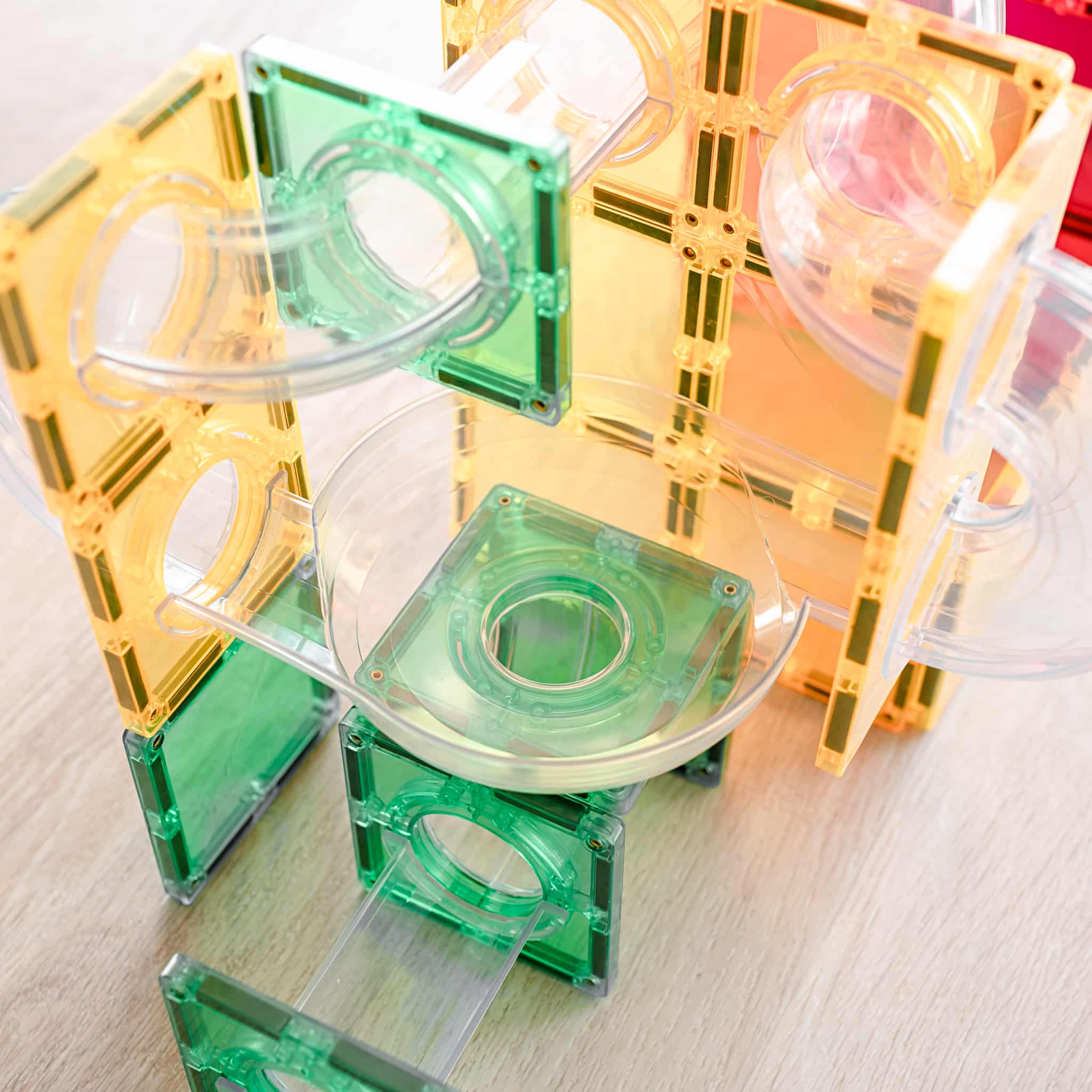 Close-up da peça taça dupla transparente do Connetix Ball Run Rainbow Expansion.