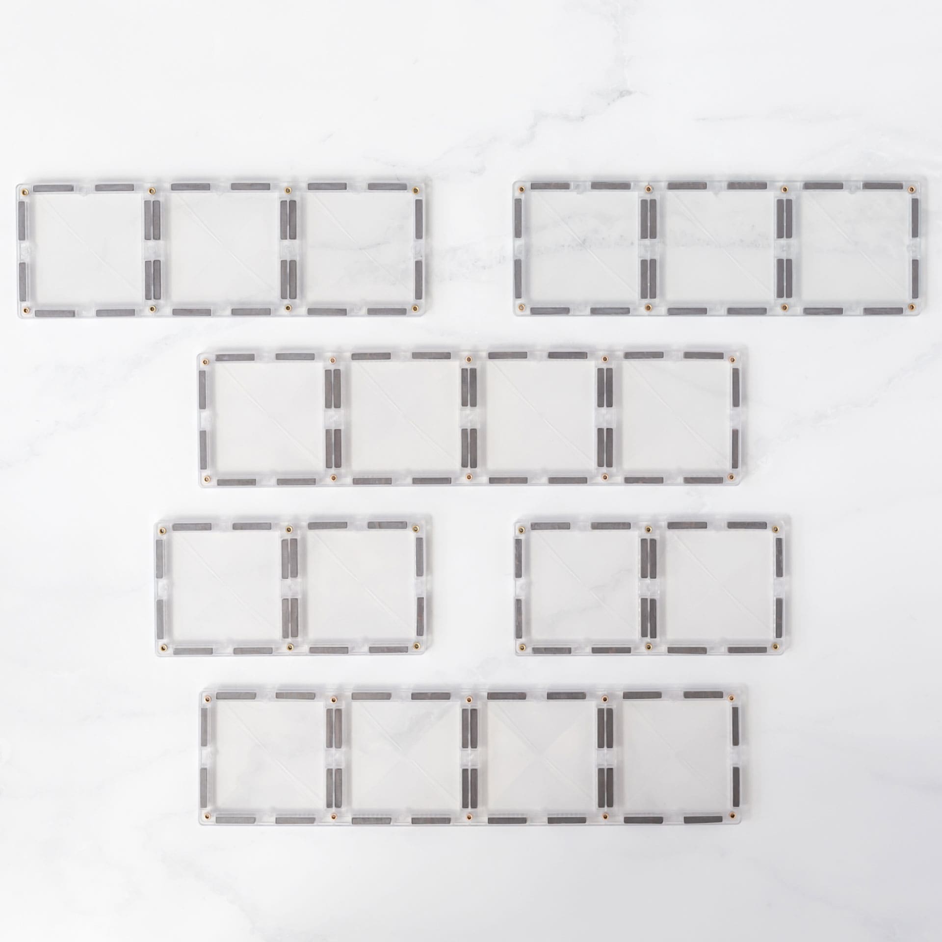 Vista superior dos 12 blocos magnéticos Connetix Clear Rectangle Pack em 3 tamanhos.