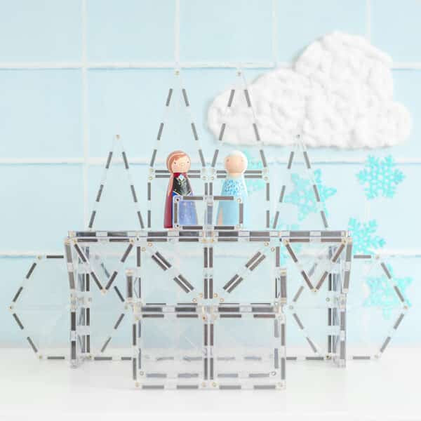 Cena de brincadeira com blocos magnéticos transparentes Connetix Clear Shape de 34 pc e figuras.