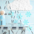 Detalhe dos blocos magnéticos transparentes Connetix Clear Shape em uma construção com decorações.