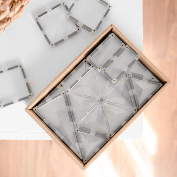 Blocos magnéticos transparentes Connetix Clear Shape de 34 pc embalados na caixa do produto.