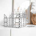 Estrutura construída com os blocos magnéticos transparentes Connetix Clear Shape de 34 pc.