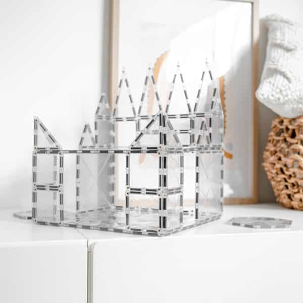 Estrutura construída com os blocos magnéticos transparentes Connetix Clear Shape de 34 pc.