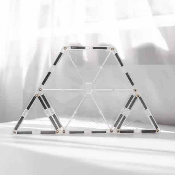 Construção simples com blocos magnéticos transparentes Connetix Clear Shape de 34 pc, destacando a transparência.