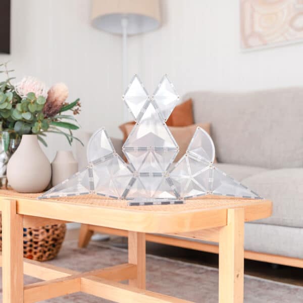 Estrutura 3D construída com Connetix Jogo blocos Magnético Clear Shape Expansão 24 pc em mesa de sala.