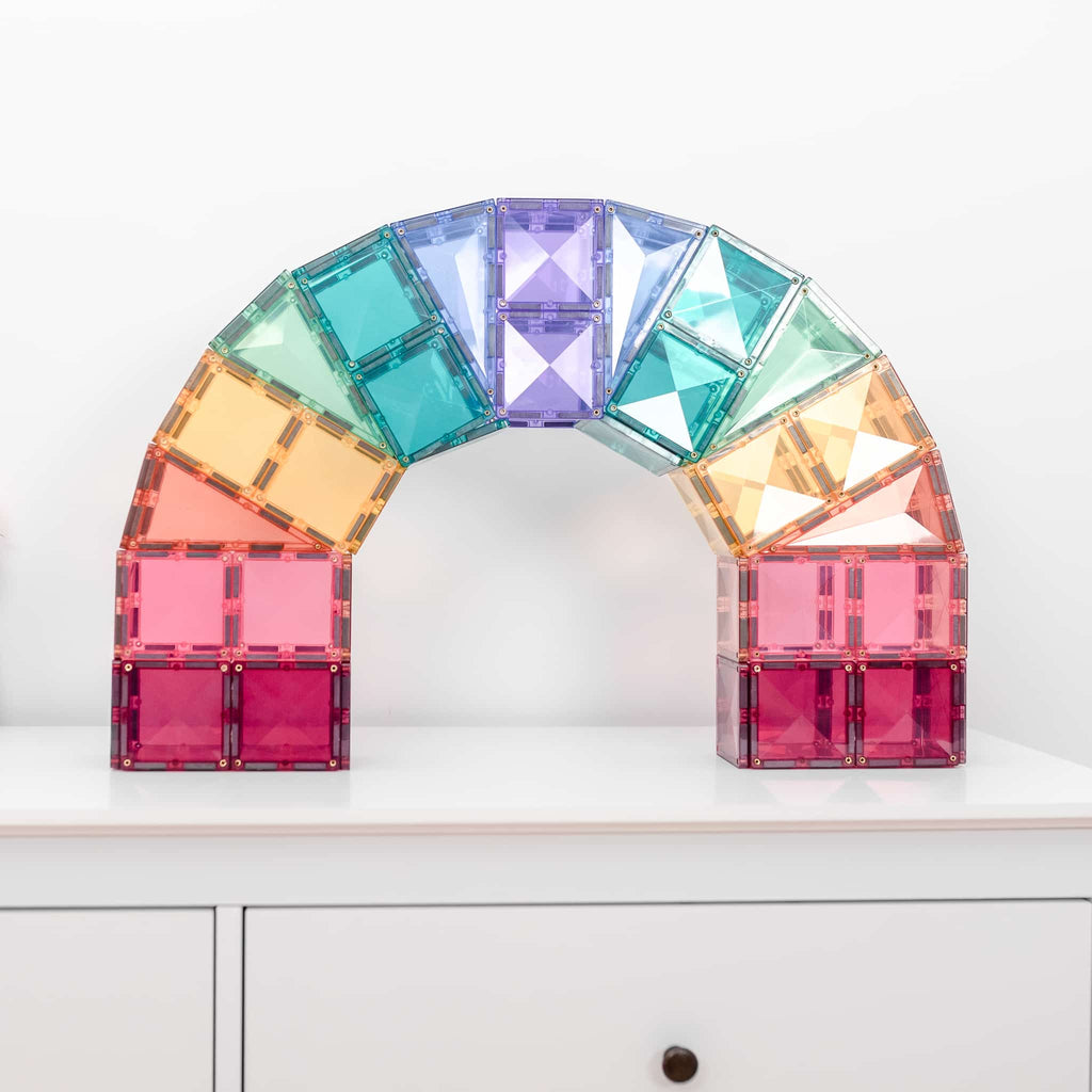 Estrutura de arco-íris construída com blocos magnéticos Connetix pastel de 120 peças.