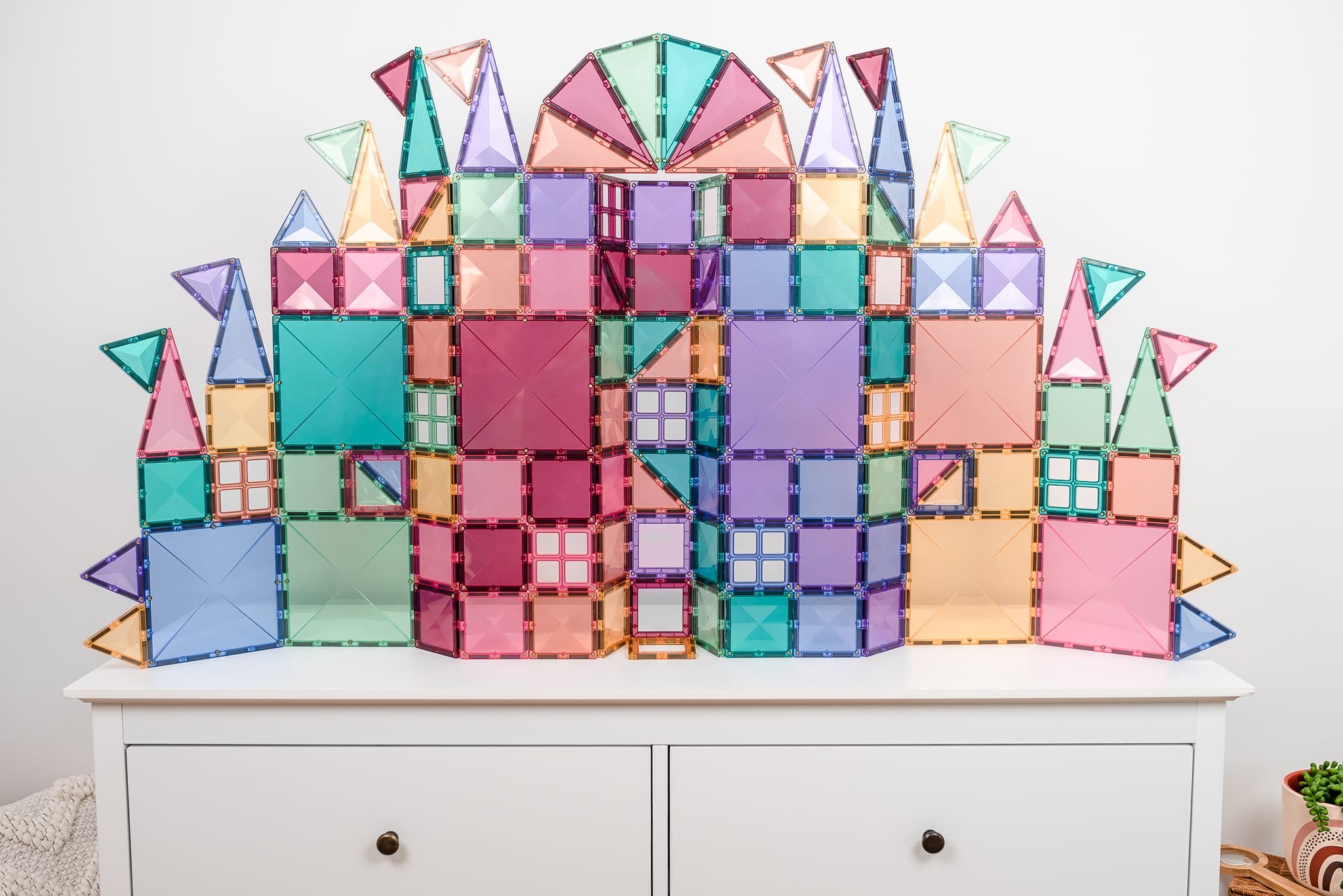 Grande castelo construído com o jogo de blocos magnéticos Connetix pastel creative 120 peças.
