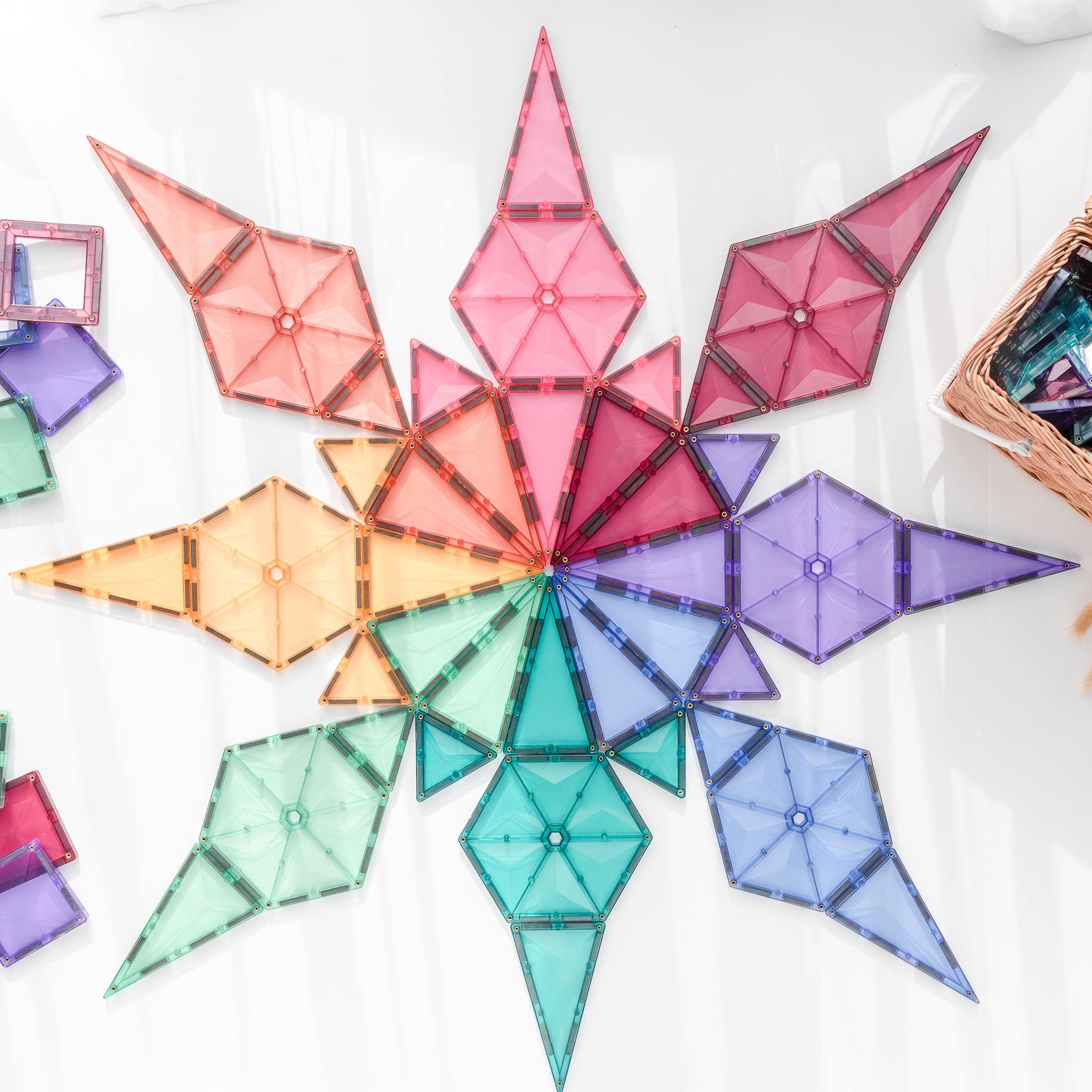 Grande estrela colorida feita com blocos magnéticos Connetix Pastel Geometry, mostrando o potencial criativo.