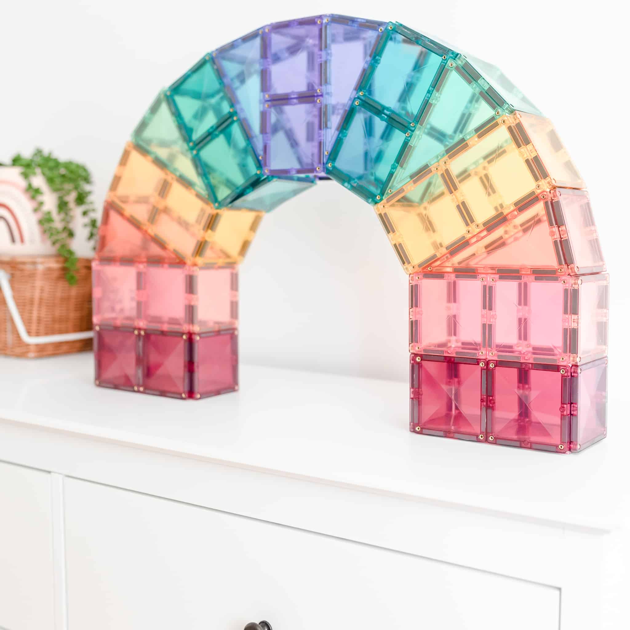 Arco colorido construído com blocos magnéticos Connetix Pastel, exibindo as diversas tonalidades.