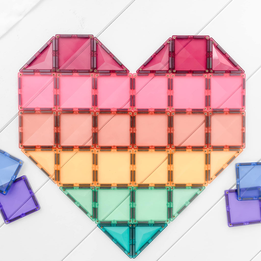 Forma de coração construída com blocos magnéticos Connetix Pastel quadrados e triangulares.