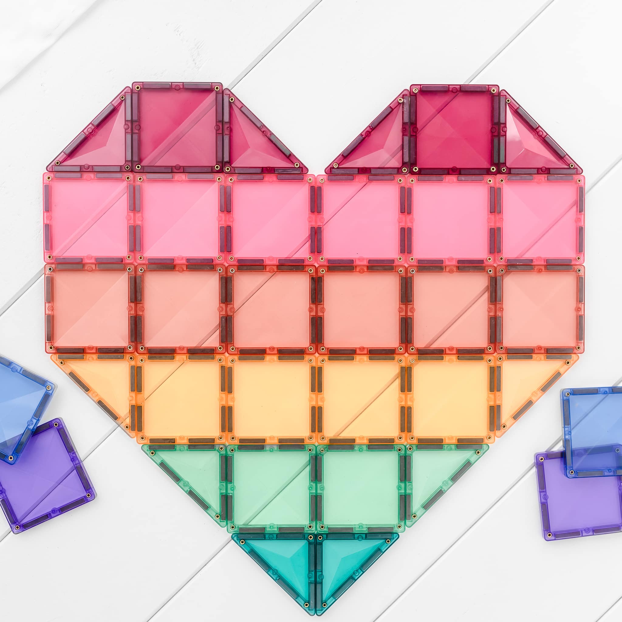 Forma de coração construída com blocos magnéticos Connetix Pastel quadrados e triangulares.