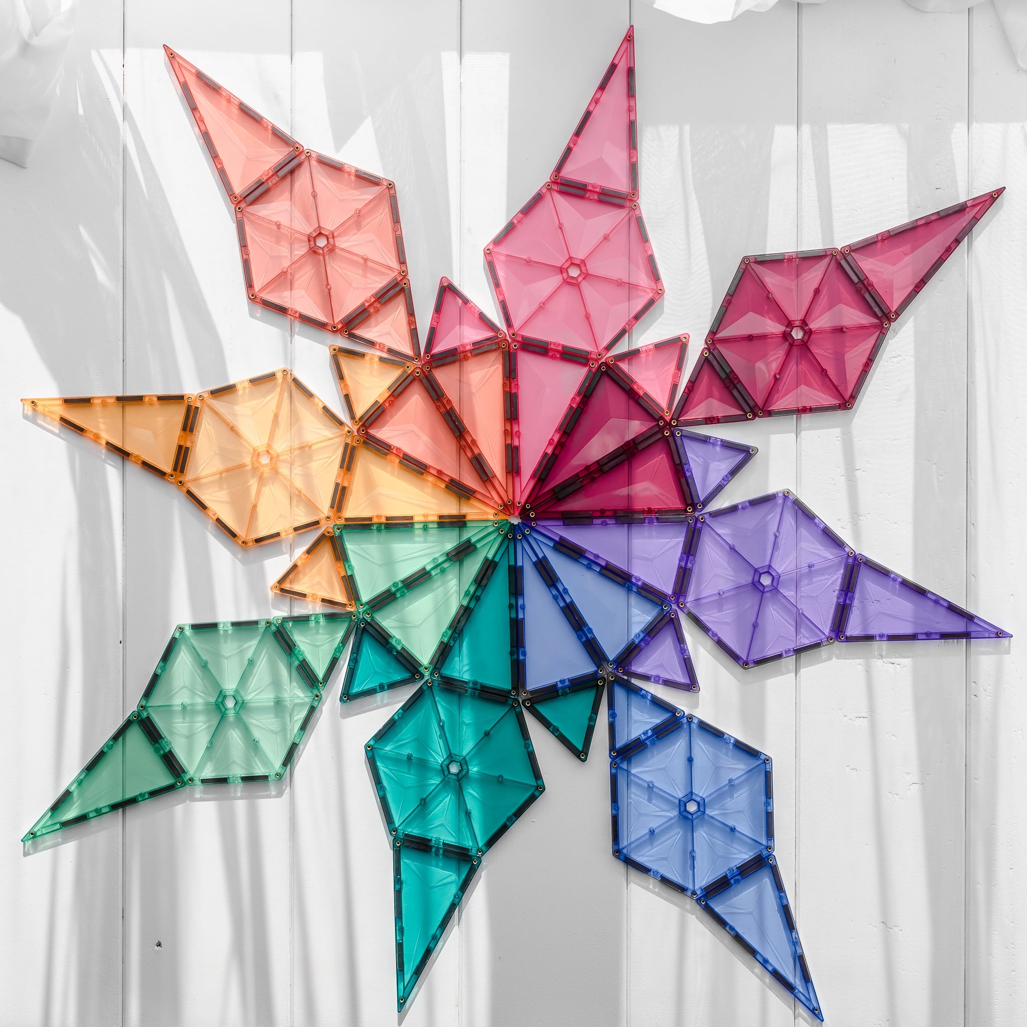 Forma de estrela construída com blocos magnéticos Connetix Pastel triangulares e em losango.