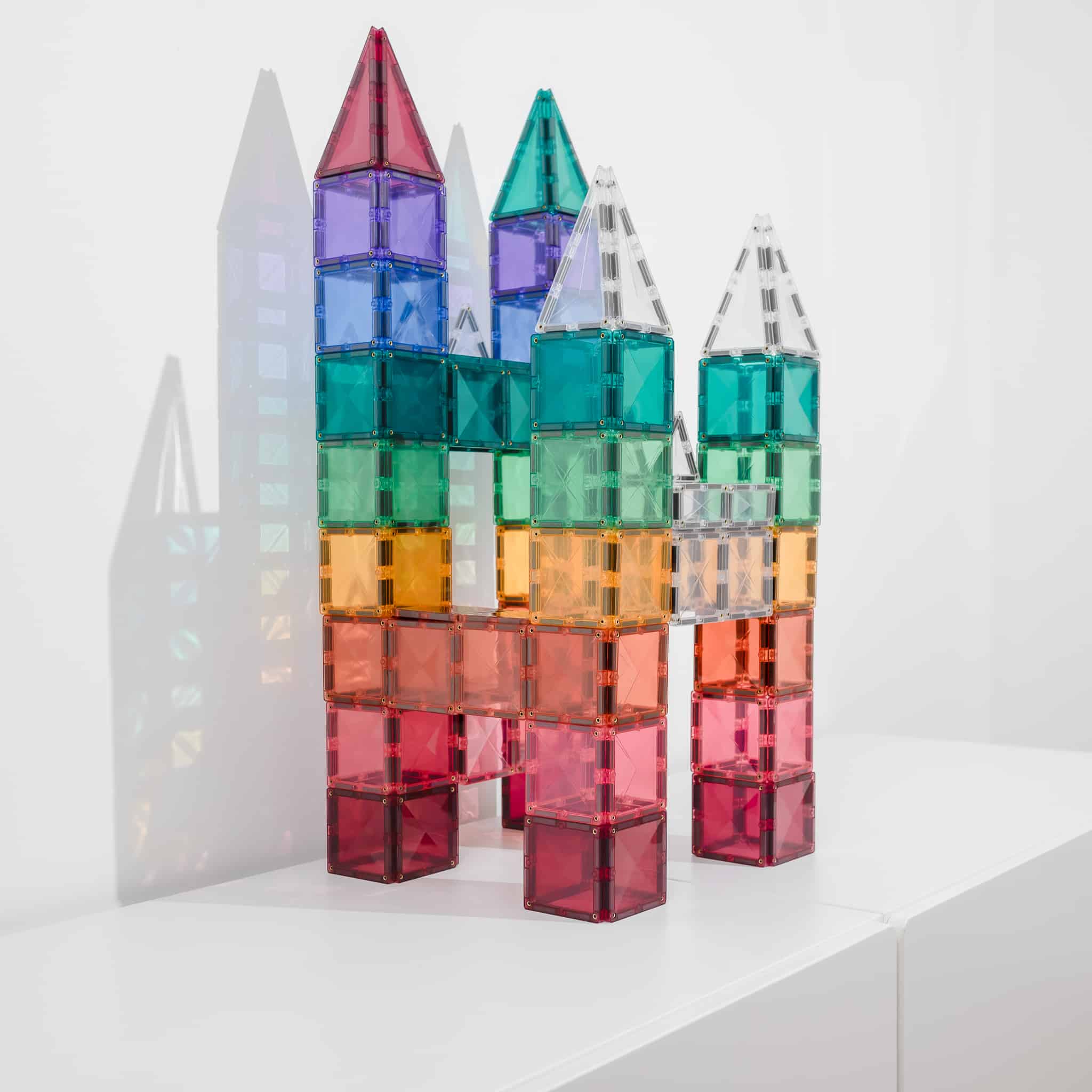 Castelo construído com blocos magnéticos Connetix pastel, incluindo azulejos quadrados.