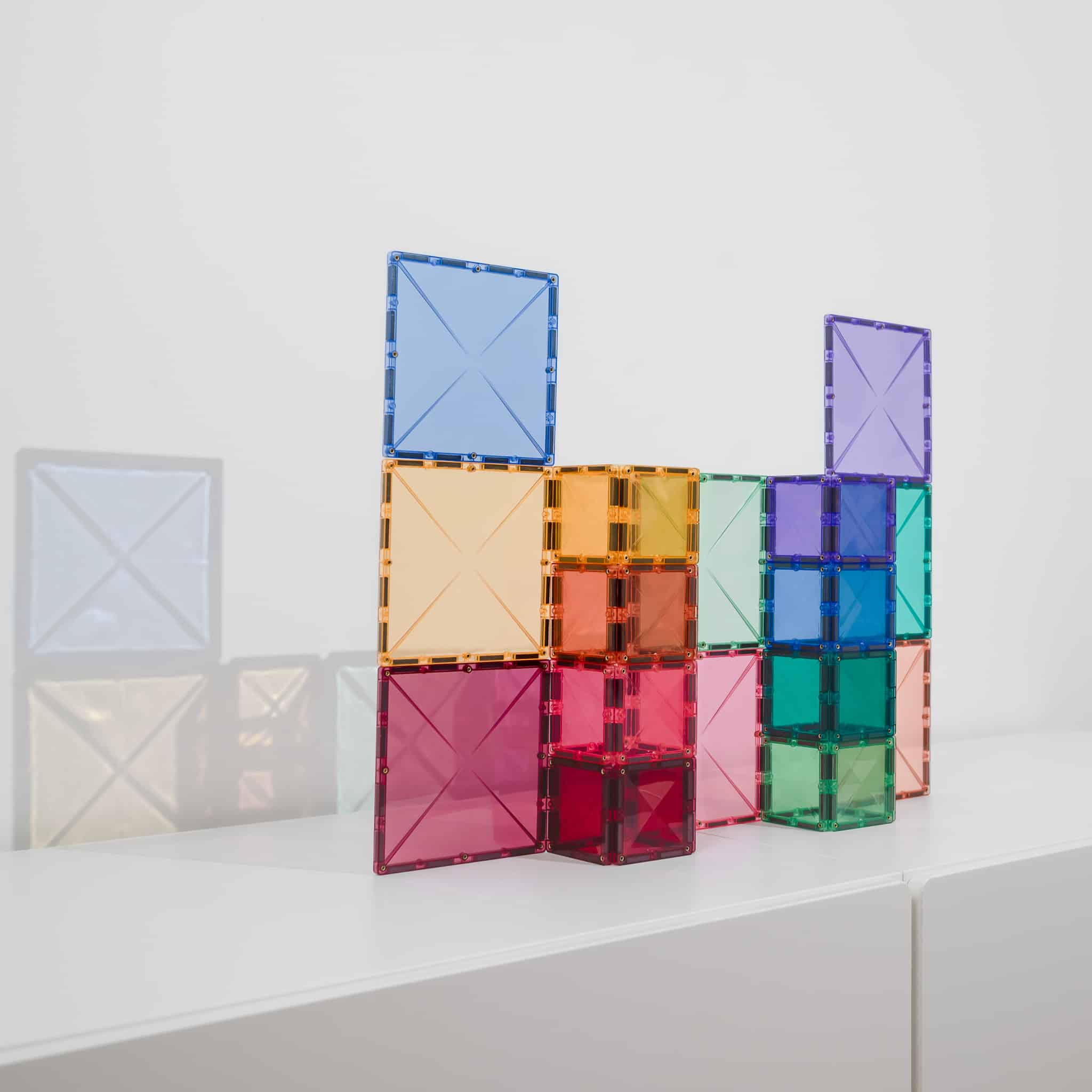 Estrutura criativa construída com blocos magnéticos Connetix Pastel Square 40 pc.