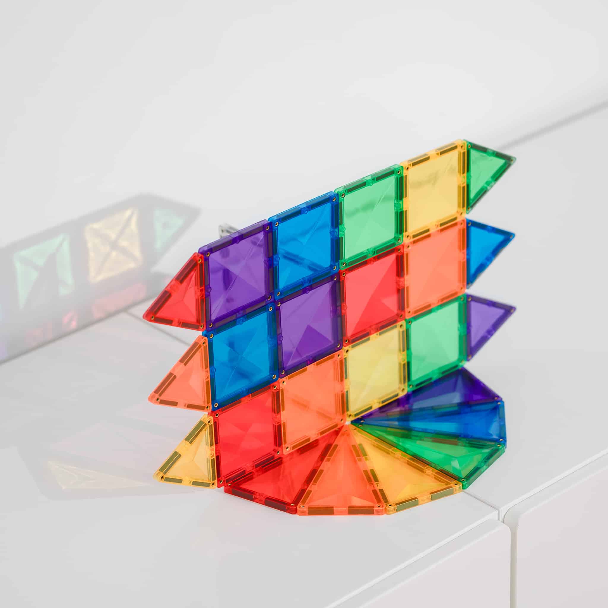 Connetix Jogo blocos Magnético Rainbow Mini 24 pc, construção 3D colorida destacando a refração da luz nas peças.
