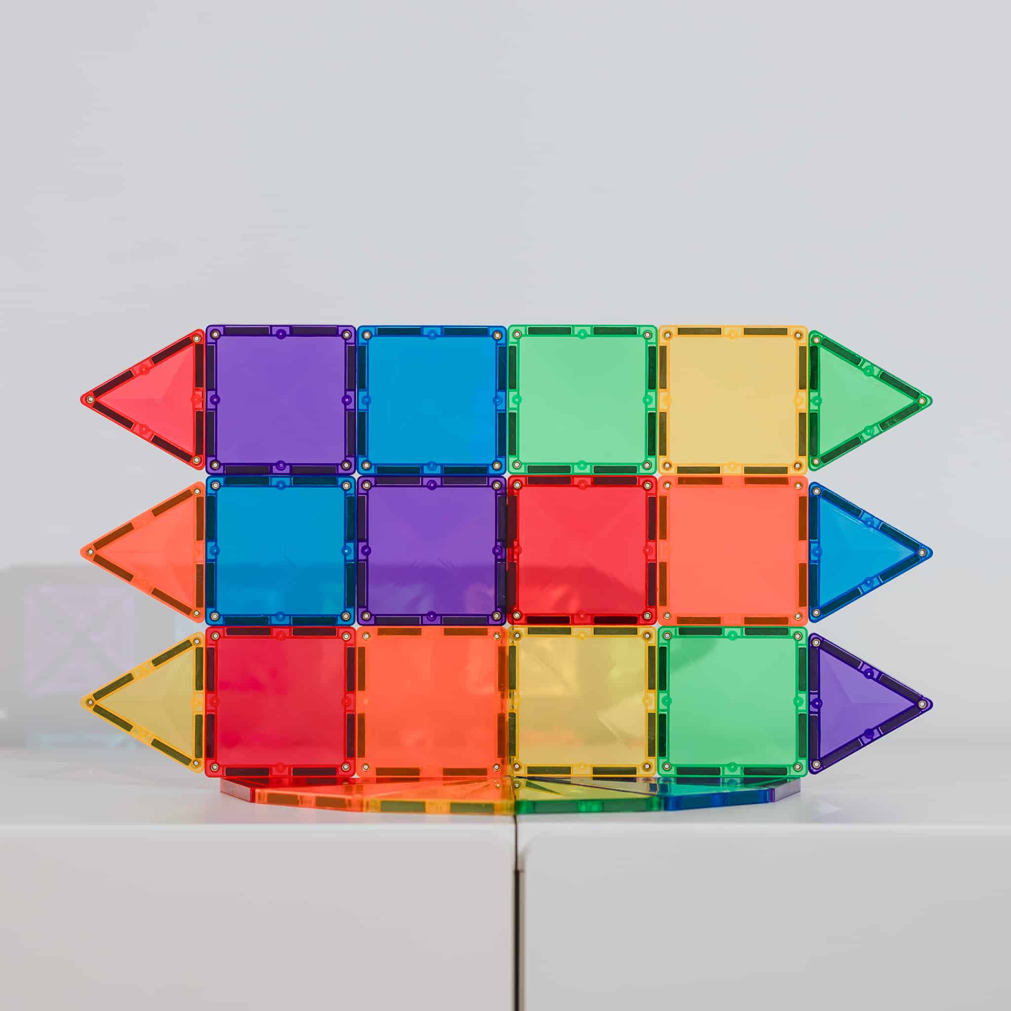 Connetix Jogo blocos Magnético Rainbow Mini 24 pc, exemplo de construção plana com 24 peças magnéticas.