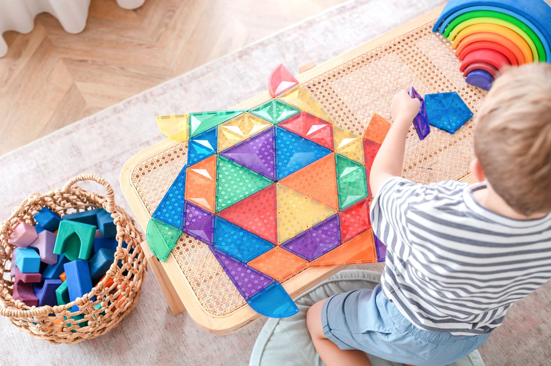Criança a construir uma tartaruga colorida com blocos magnéticos Connetix do conjunto de expansão 36 pc.