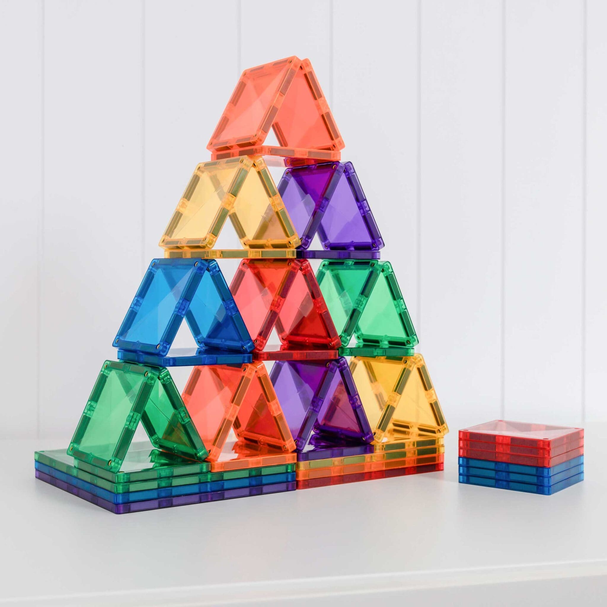 Construção de pirâmide colorida feita com blocos magnéticos Connetix Rainbow Square.