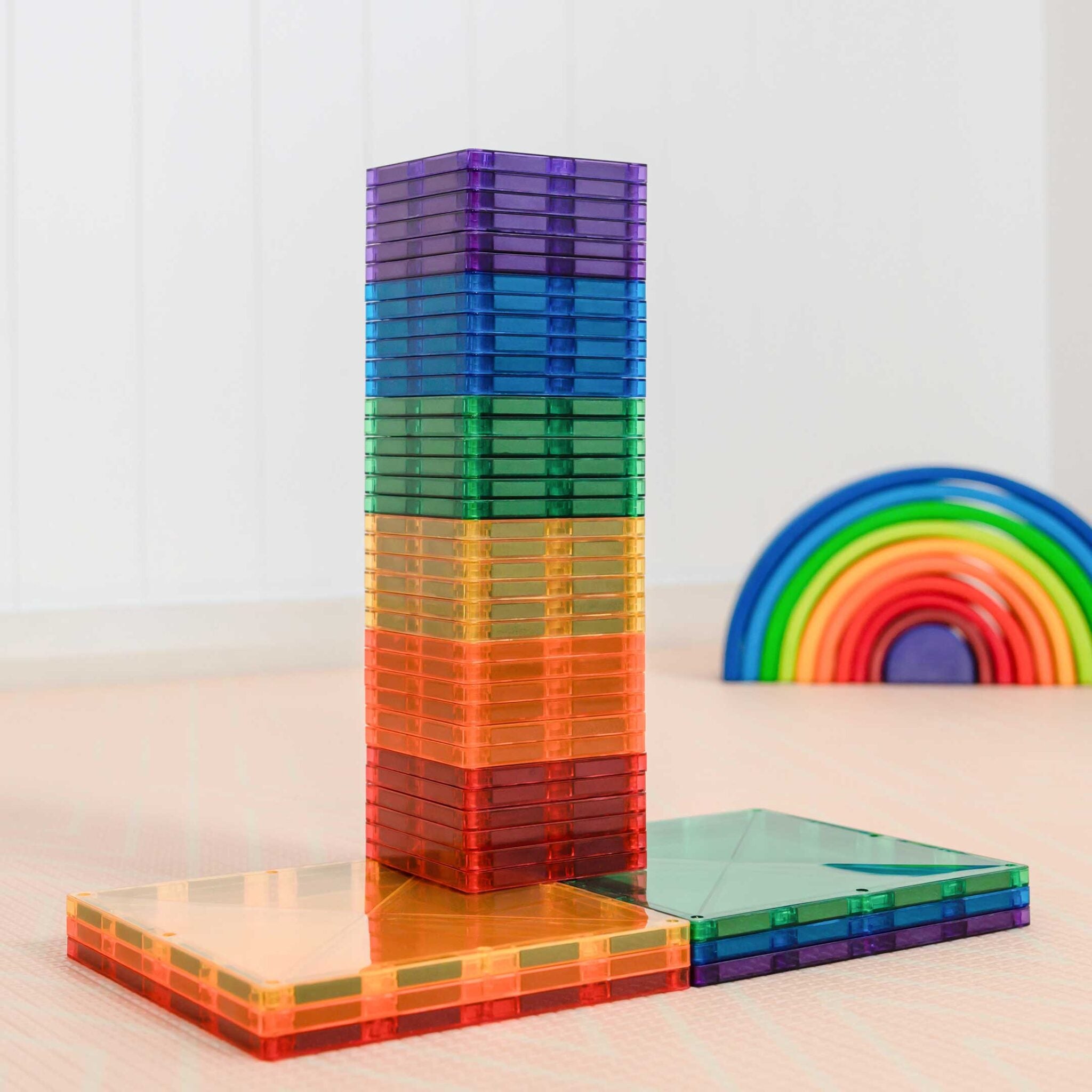 Torre alta construída com blocos magnéticos quadrados Connetix Rainbow Square 42 peças.