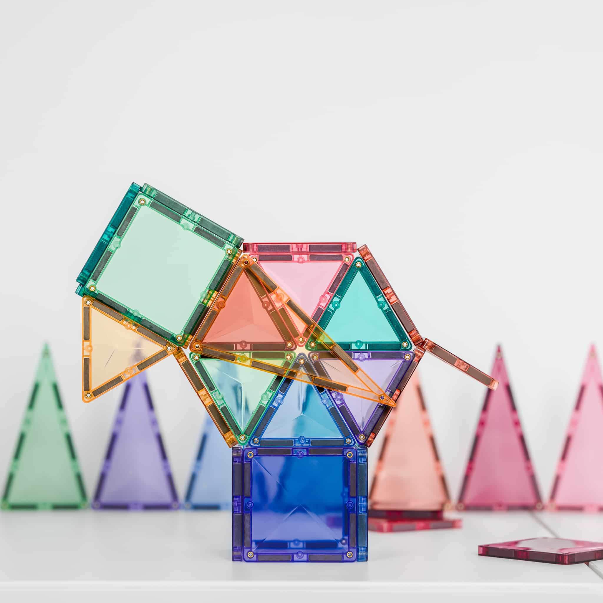 Construção imaginativa de um animal com blocos magnéticos Connetix Pastel