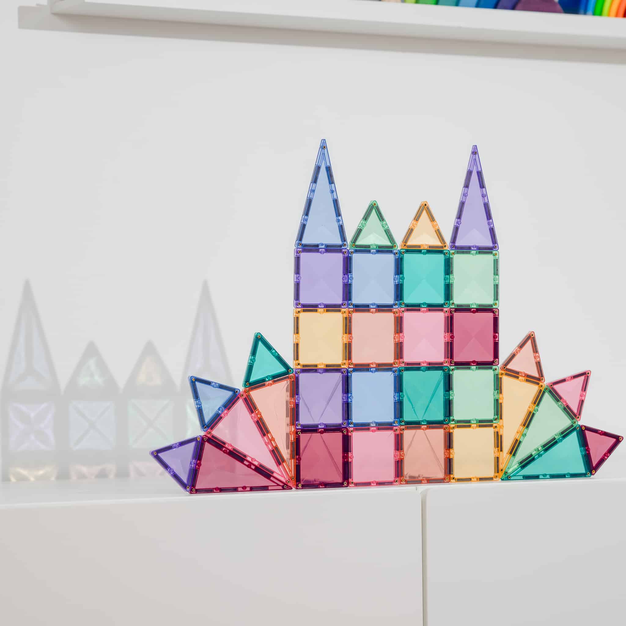 Construção criativa de castelo com blocos magnéticos Connetix Pastel Mini 32 pc