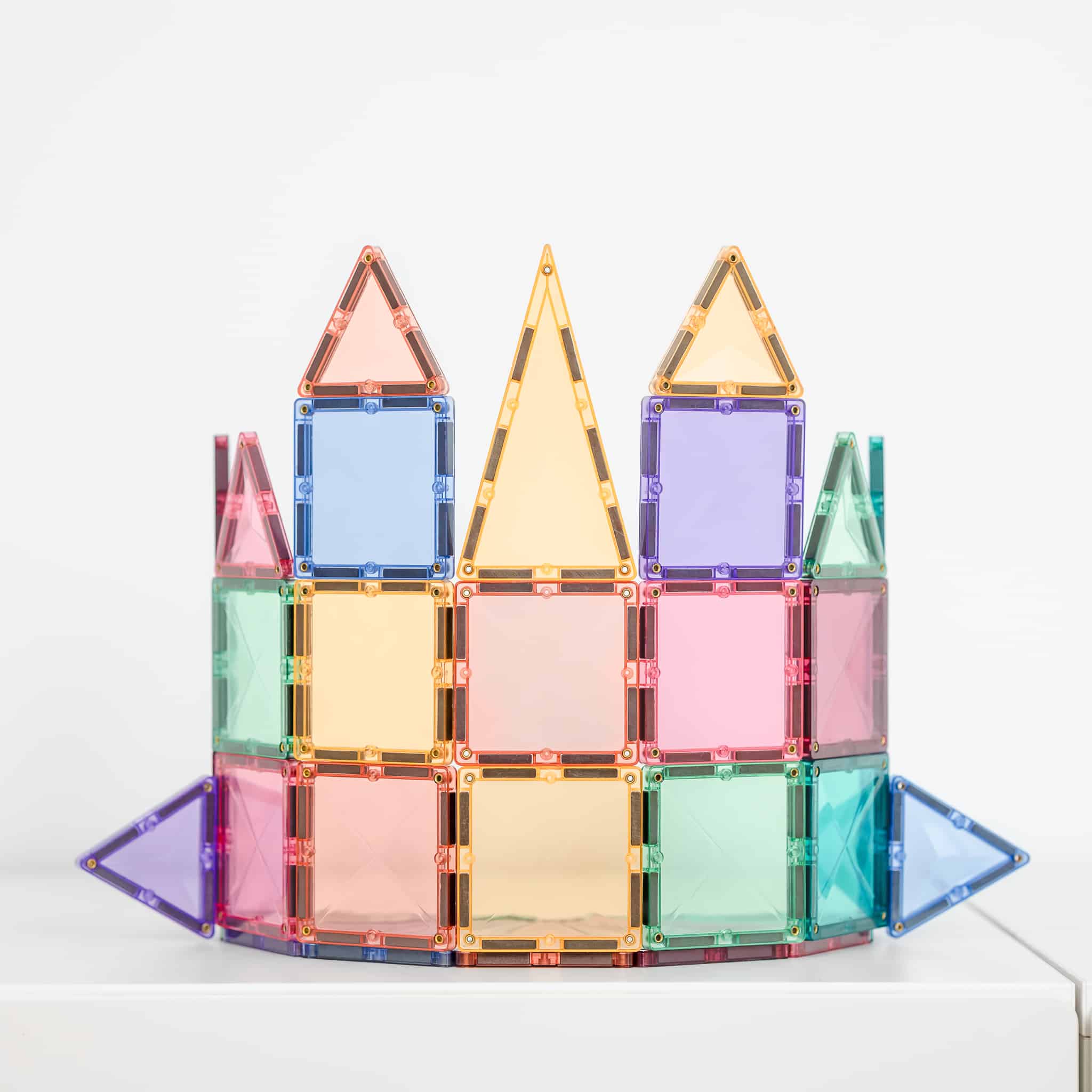 Construção maior de castelo com blocos magnéticos Connetix Pastel Mini 32 pc
