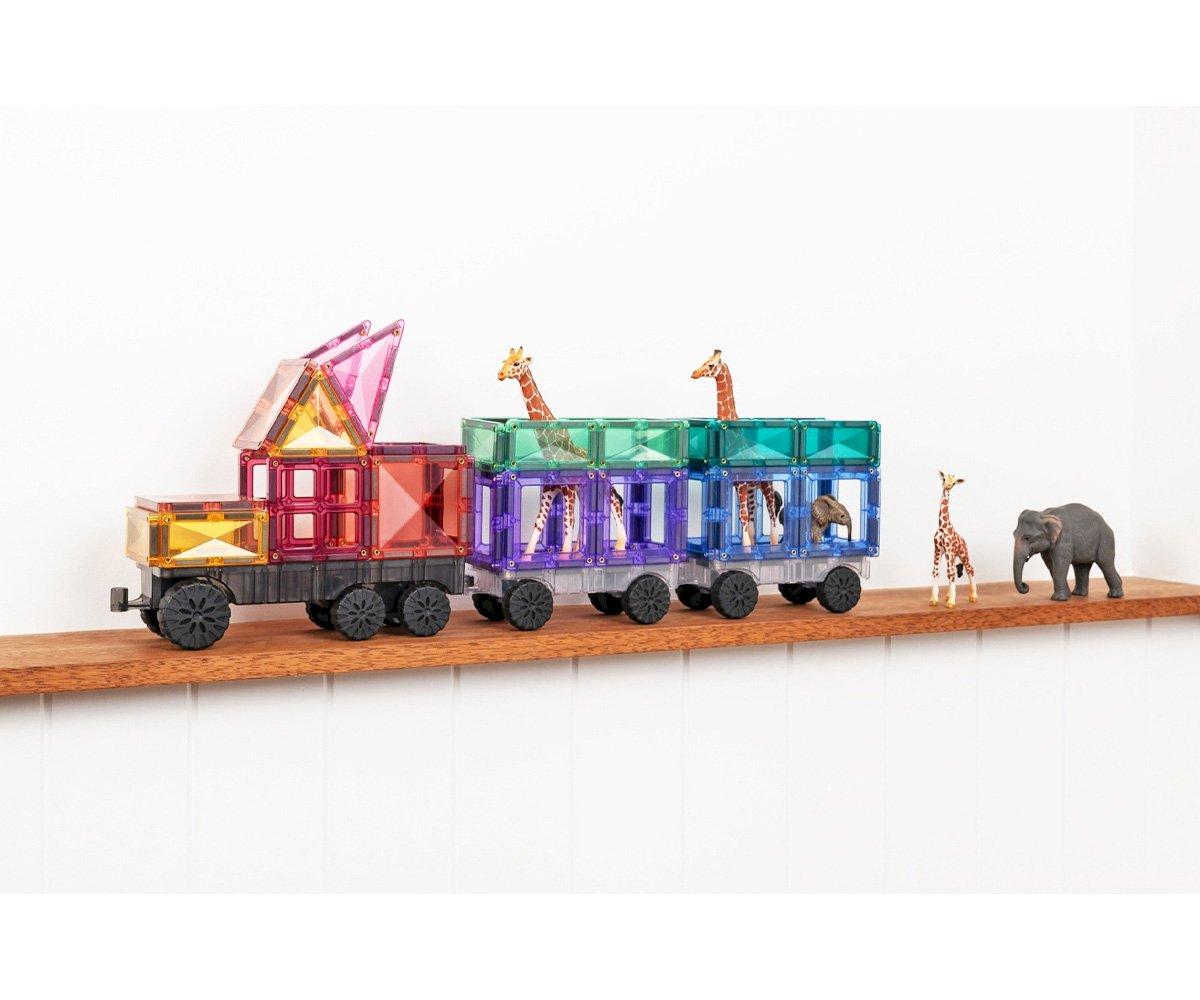 Comboio construído com Connetix Pastel Transport a transportar figuras de animais numa prateleira.