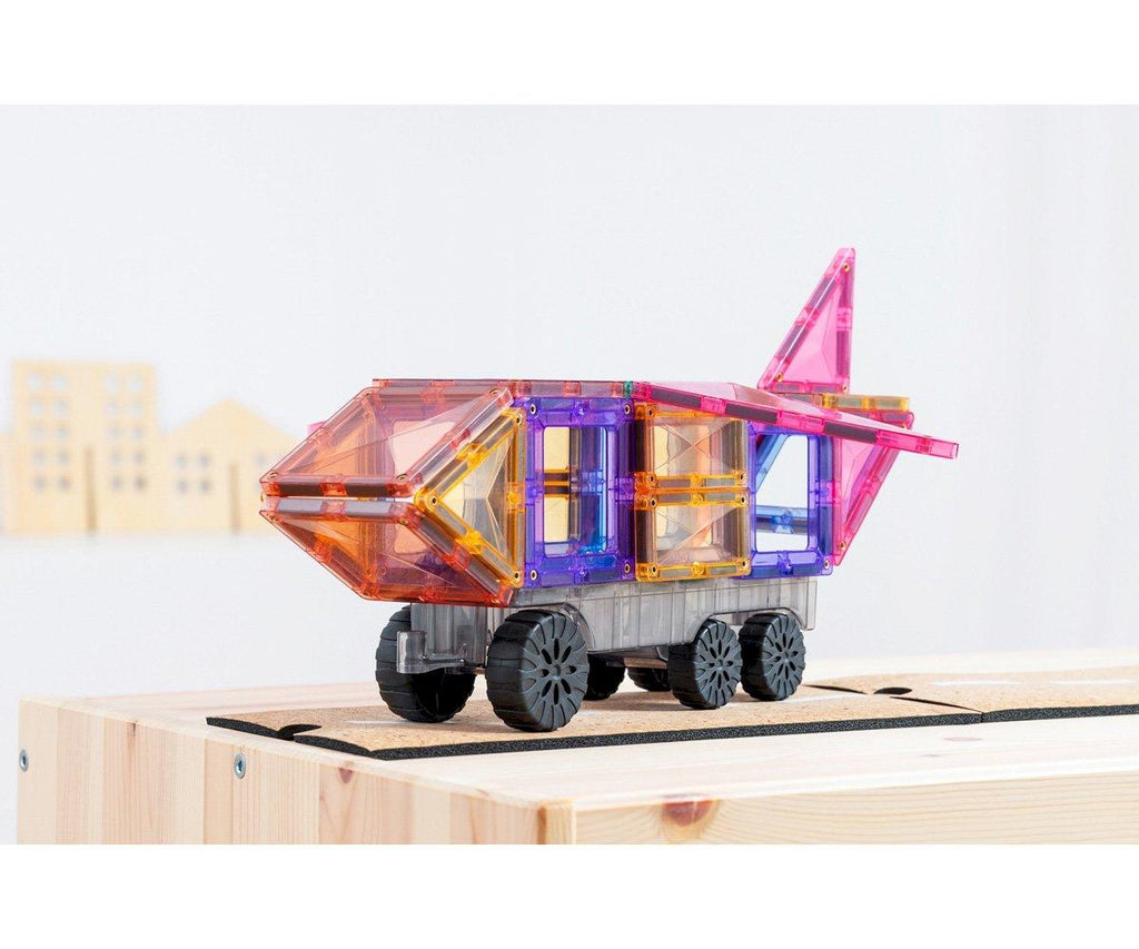 Veículo espacial criativo construído com blocos Connetix Pastel Transport em tons vibrantes.