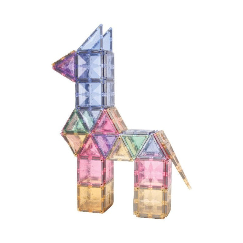 Construção de um animal (girafa ou cavalo) feita com peças magnéticas CleverClixx em tons pastel translúcidos.