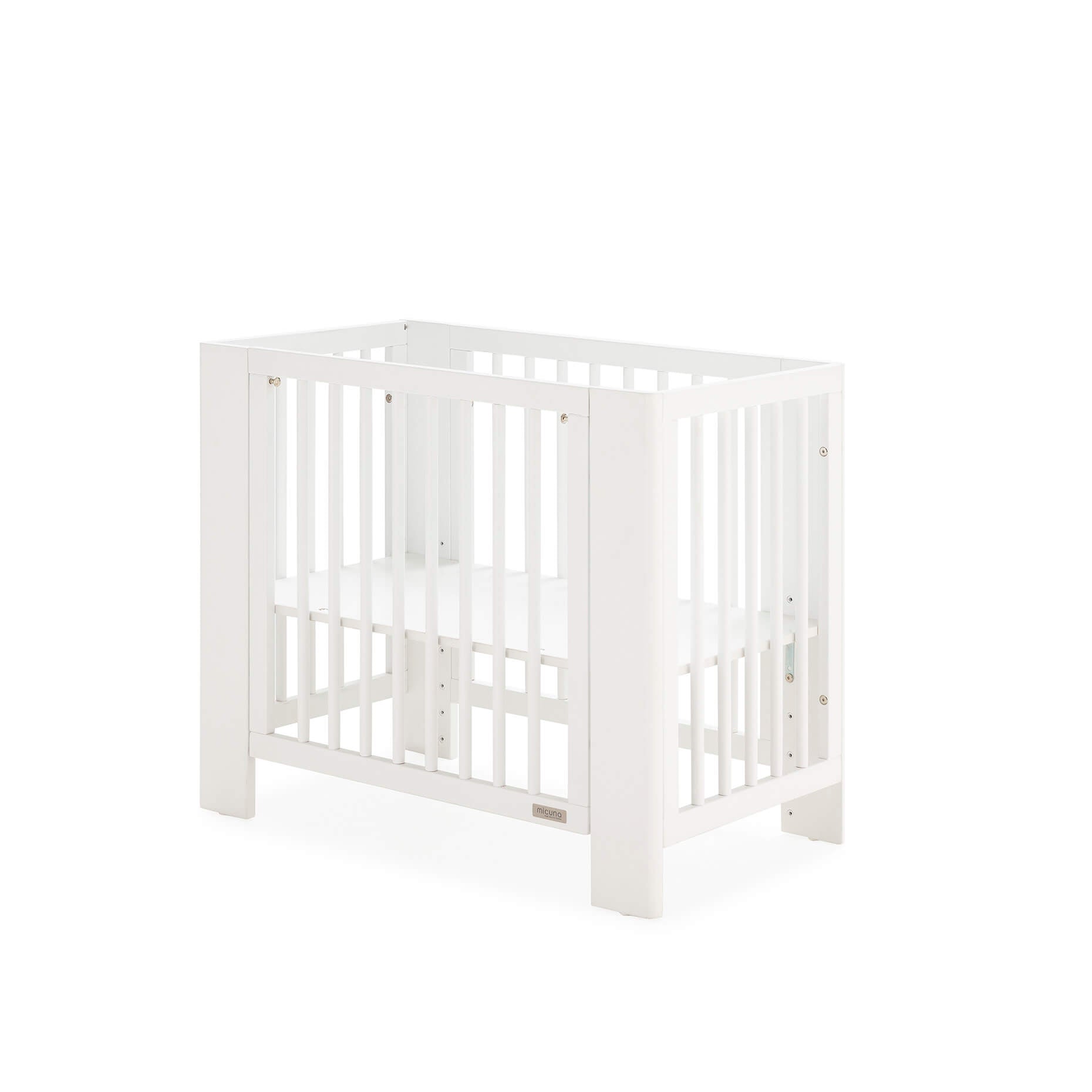 Converbaby Mini-berço de co-sleeping 90x50 com estrado na posição intermédia, vista lateral.
