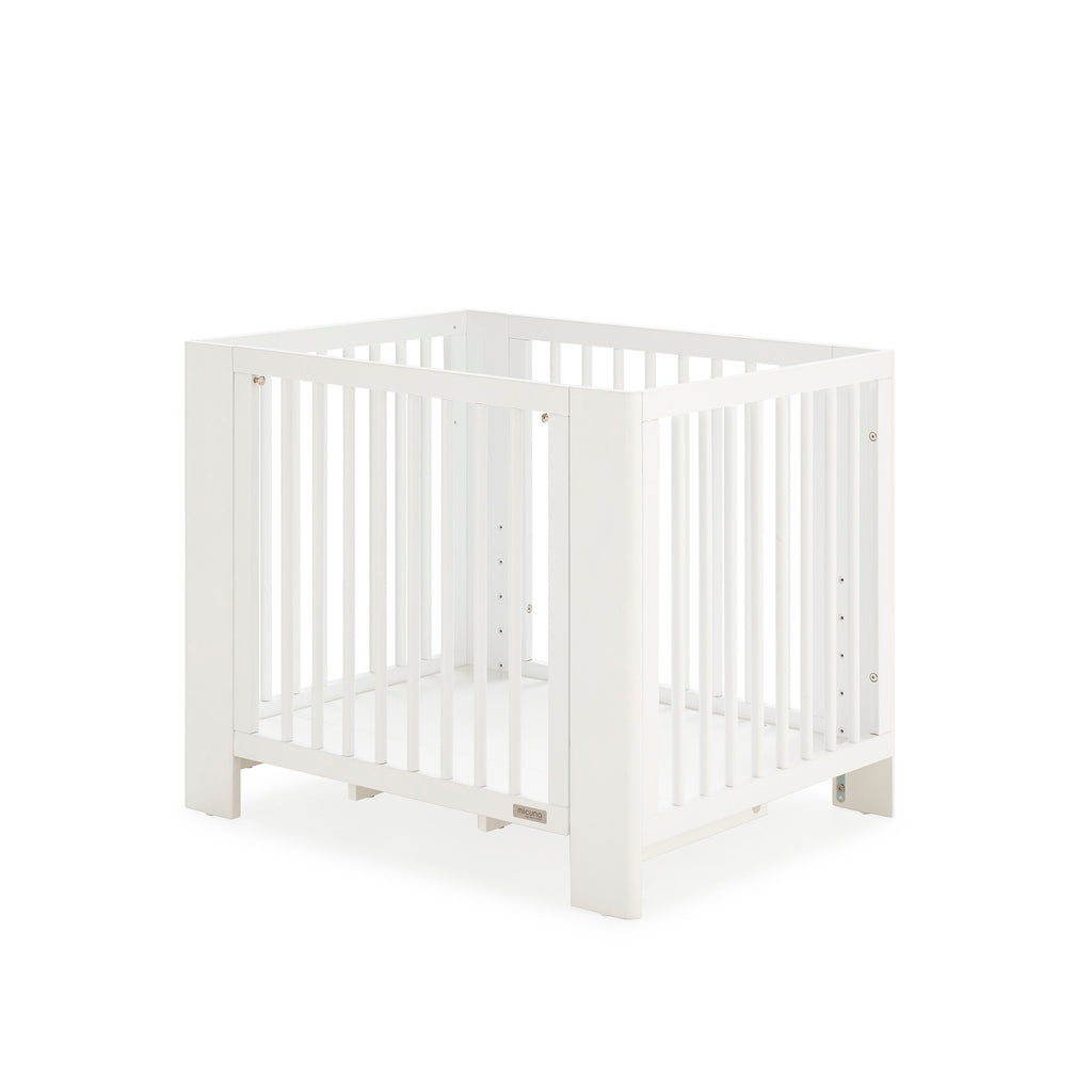 Converbaby Mini-berço de co-sleeping 90x50 com estrado na posição mais baixa, vista lateral.