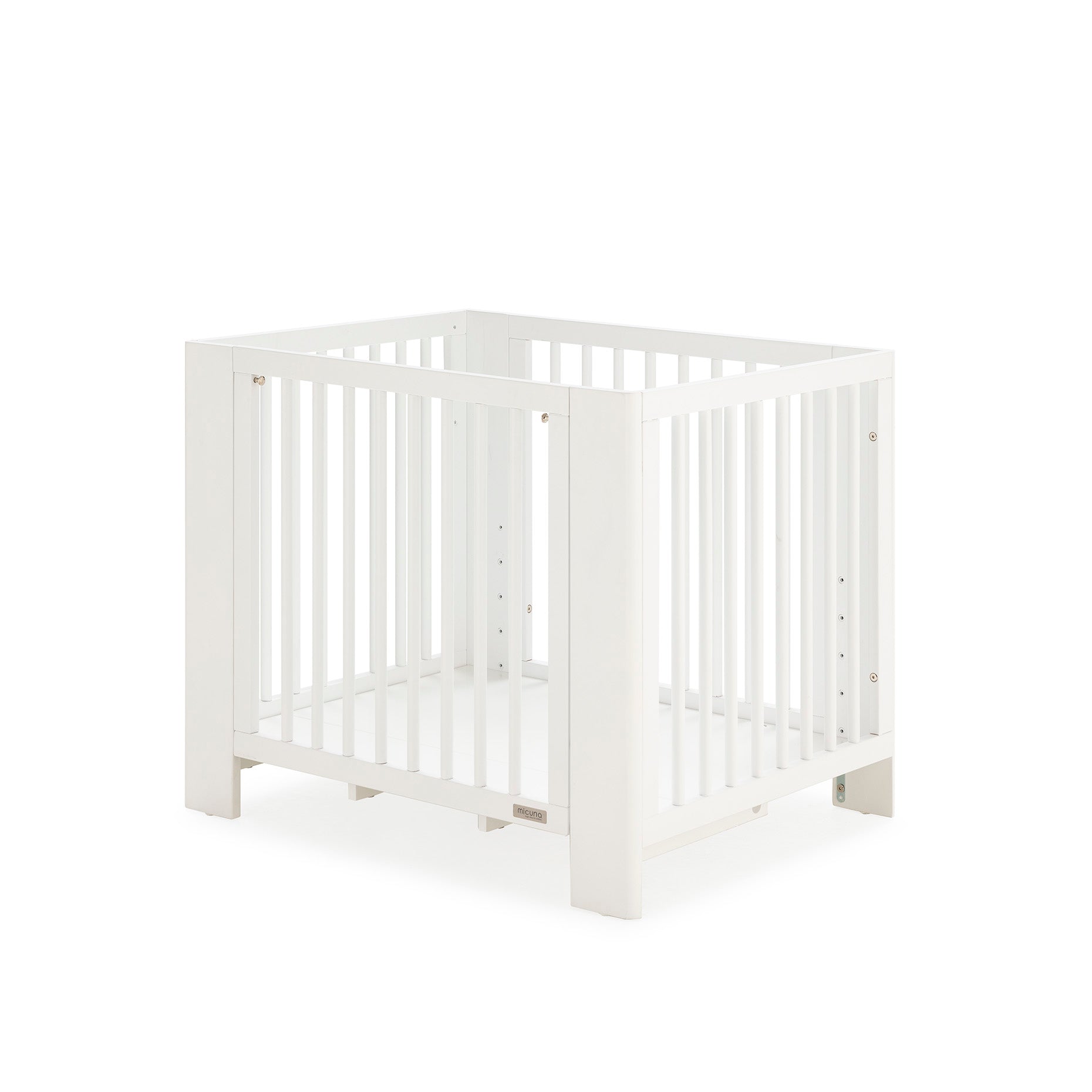 Converbaby Mini-berço de co-sleeping 90x50 com estrado na posição mais baixa, vista lateral.
