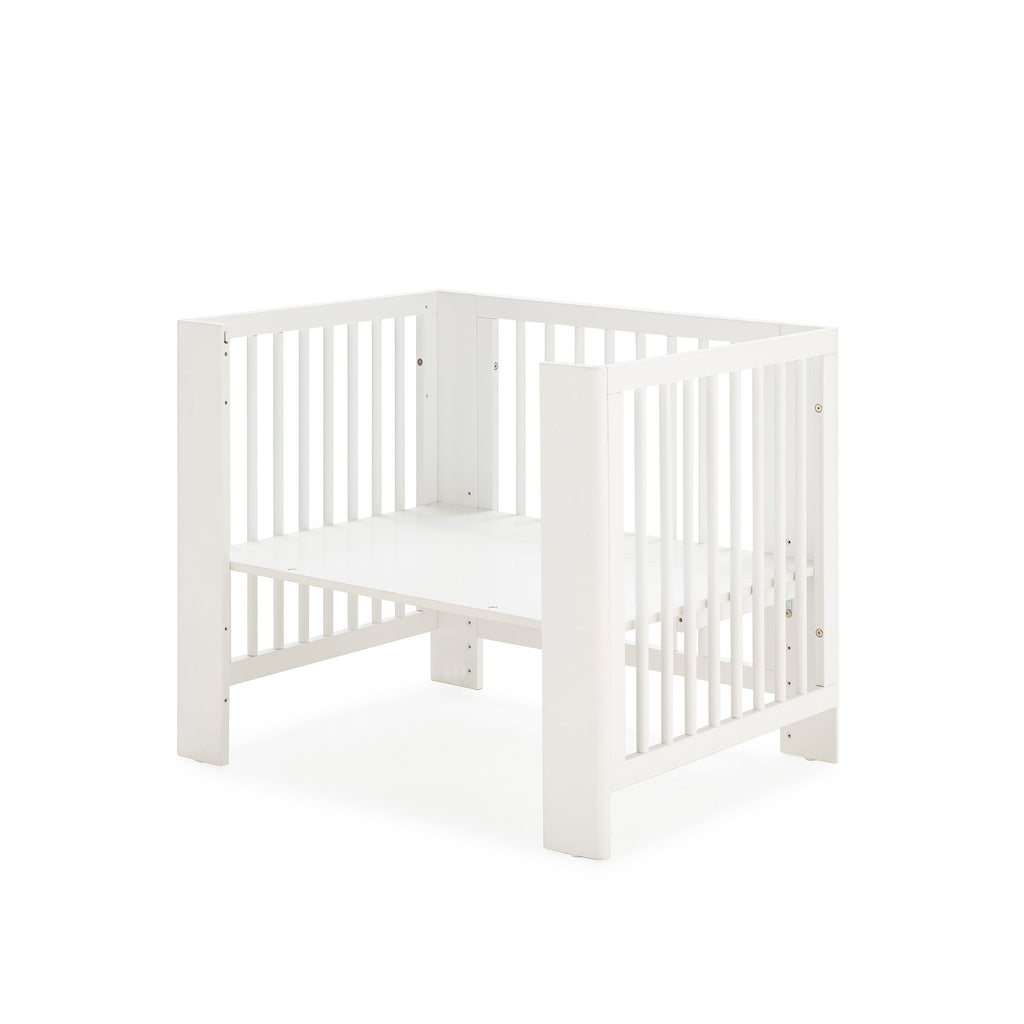 Converbaby Mini-berço 90x50 em configuração de mini-sofá, com um lado rebaixado, vista frontal.