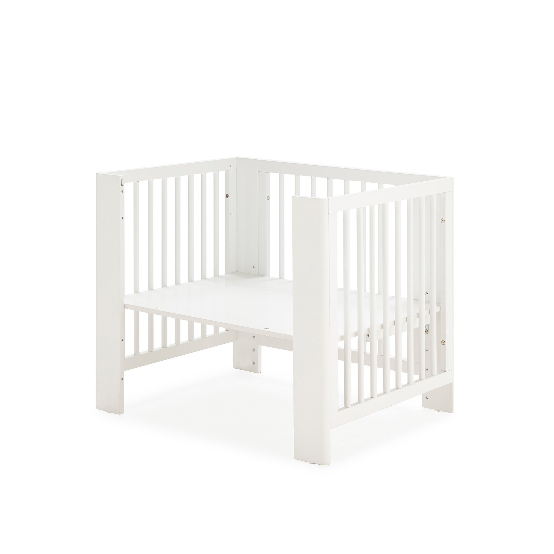 Converbaby Mini-berço 90x50 em configuração de mini-sofá, com um lado rebaixado, vista frontal.