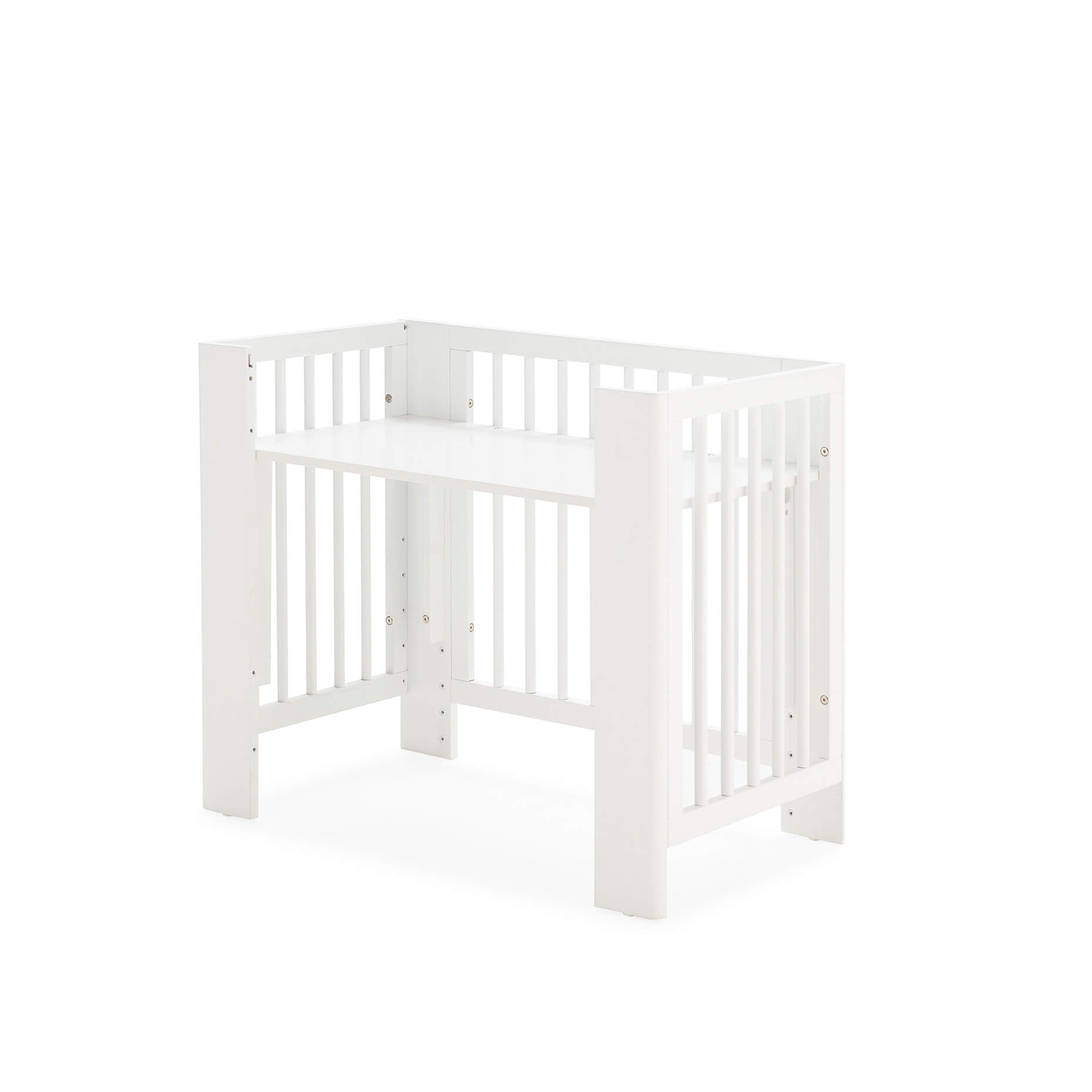 Converbaby Mini-berço 90x50 convertido em secretária, com a superfície de trabalho visível.