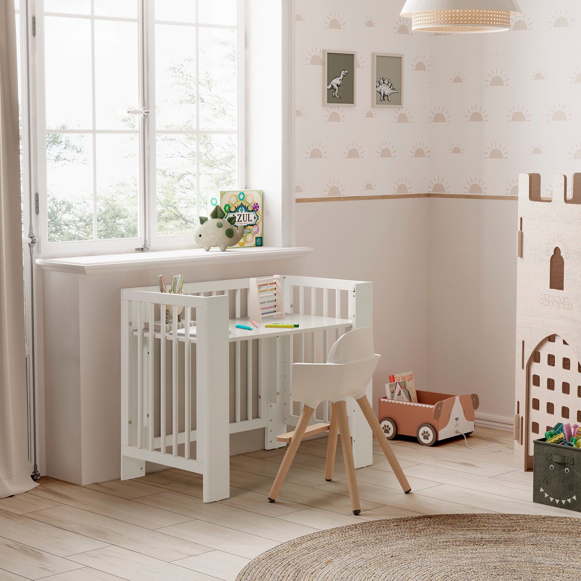 Mini-berço Converbaby 90x50 convertido em secretária infantil, com cadeira e materiais escolares.