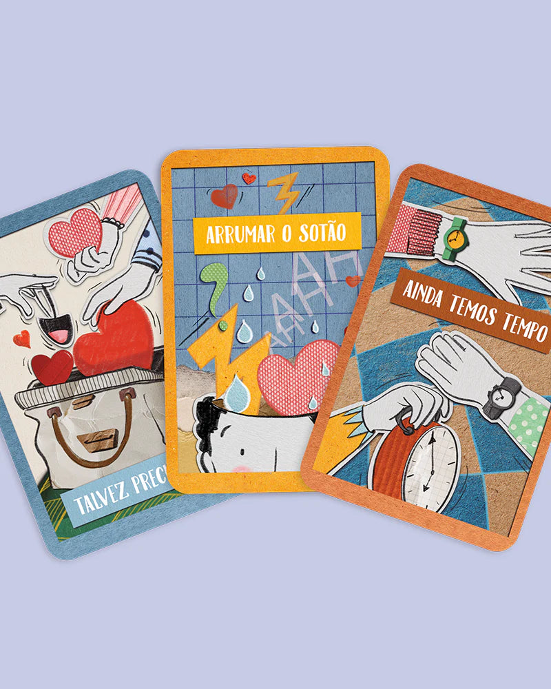 Três cartas do jogo "Conversas em Pijama" em destaque, com ilustrações coloridas e frases como "ARRUMAR O SOTÃO" e "AINDA TEMOS TEMPO", sugerindo temas para conversas.