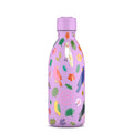 Garrafa térmica Cool Bottles Fly Free 500ml em lilás com padrão de pássaros e folhagem tropical, vista frontal.