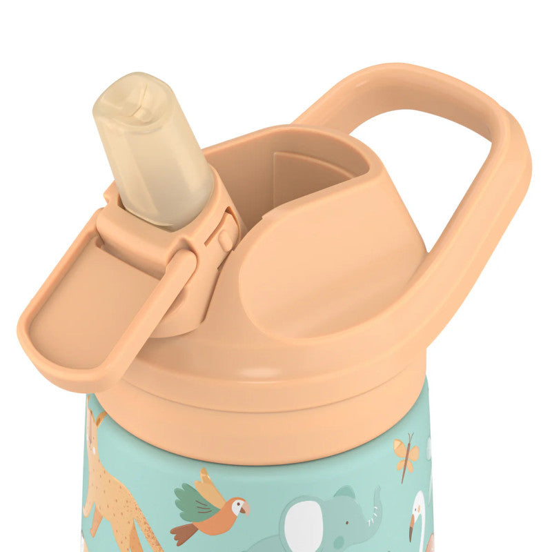 Detalhe da tampa bege da garrafa térmica Cool Bottles Wild Crew 350ml, com o bocal de silicone levantado e a pega de transporte, sobre o padrão de animais.
