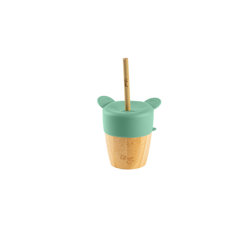 Copo de bambu Citron com tampa de silicone verde em forma de urso e palhinha de bambu, isolado em fundo branco.