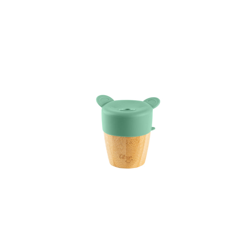 Copo de bambu Citron com tampa de silicone verde em forma de urso, sem palhinha, isolado em fundo branco.