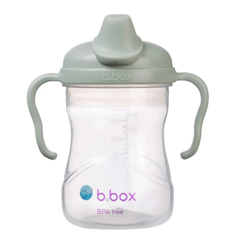 Copo de transição b.box em tom verde-sálvia, com corpo transparente graduado e alças laterais.