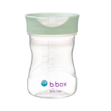 Copo de treino b.box transparente com tampa verde menta, mostrando a graduação e o logótipo BPA free.