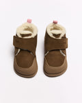 Par de botas Coucouçava Barefoot castanhas para bebé, com forro de pelo visível, fecho de velcro e sola de borracha.