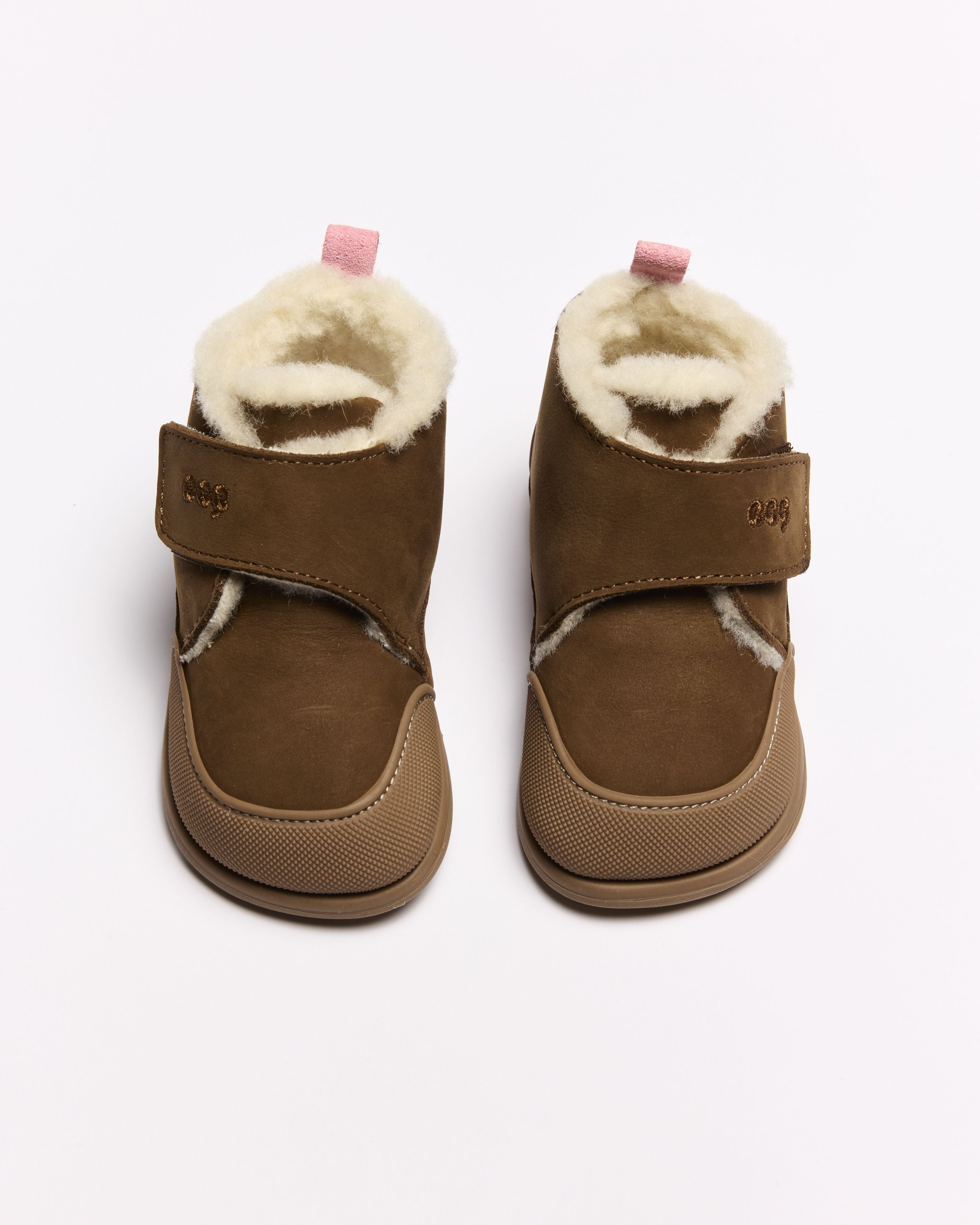 Par de botas Coucouçava Barefoot castanhas para bebé, com forro de pelo visível, fecho de velcro e sola de borracha.