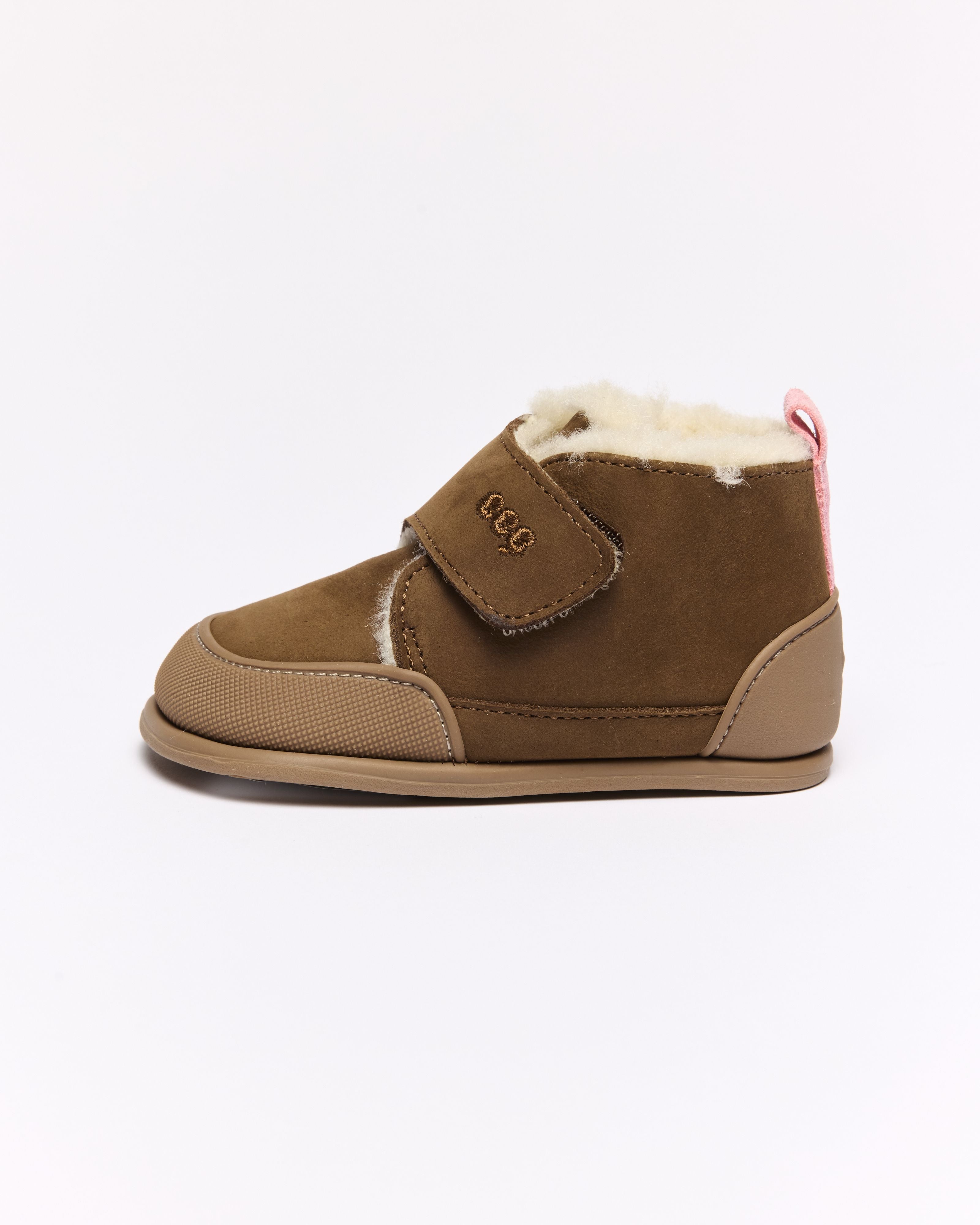 Bota Coucouçava Barefoot castanha, vista lateral, destacando a pele nobuck, o forro de pelo e a sola flexível.