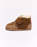 Bota Coucouçava Barefoot castanha de cano baixo com forro de pelo, vista de perfil sobre fundo branco.
