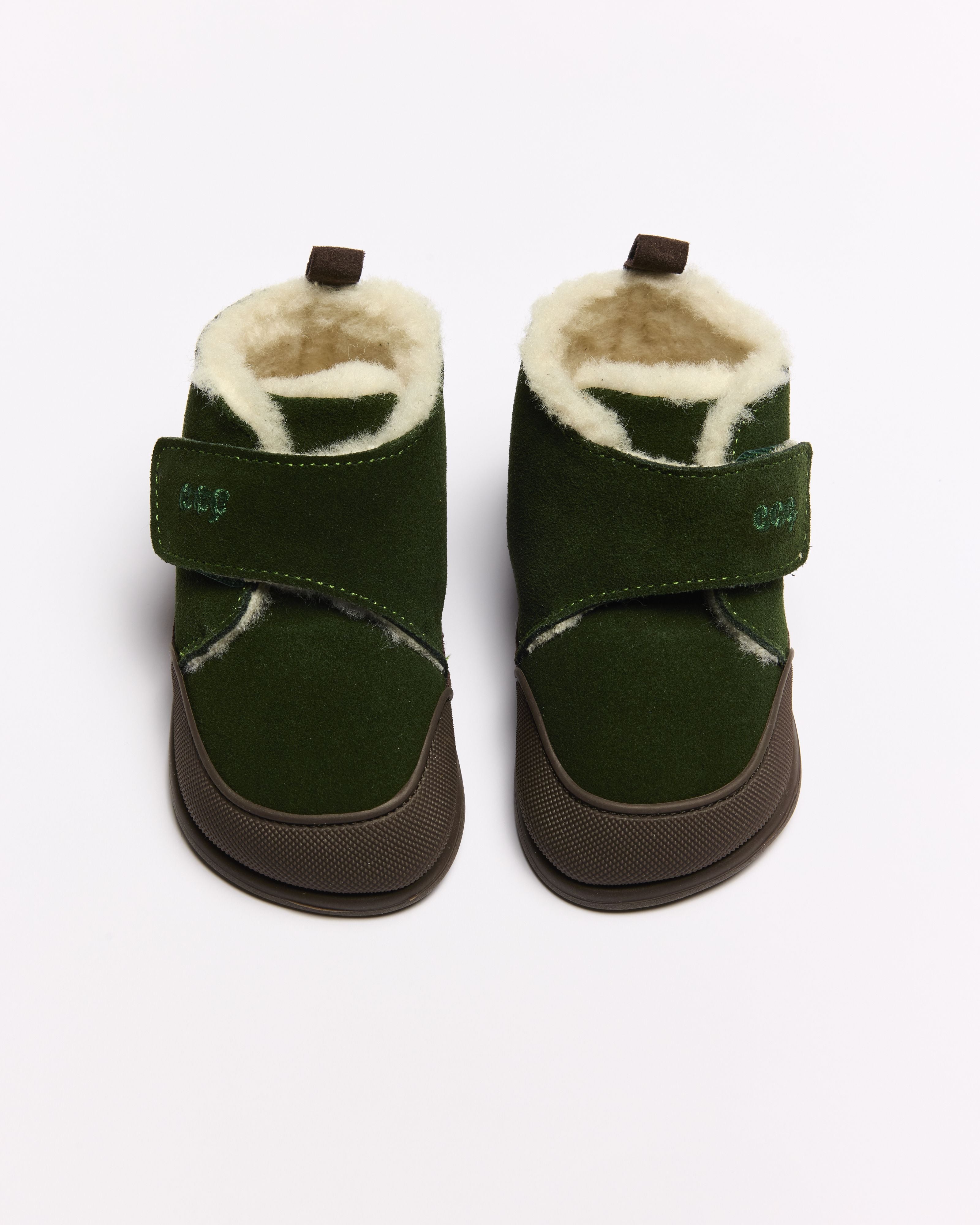 Par de botas Coucouçava Barefoot em verde escuro (Dark Green) com forro de pelo, fecho de velcro e sola castanha, vistas de frente.