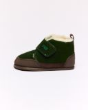 Vista lateral da bota Coucouçava Barefoot em verde escuro, mostrando o design respeitador, forro de pelo e fecho de velcro.